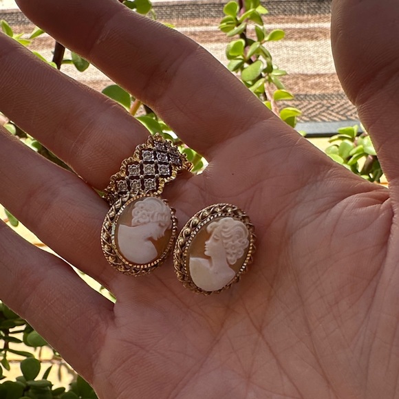 Elegant Gold and Cream Cameo Earrings - Picture 4 of 13